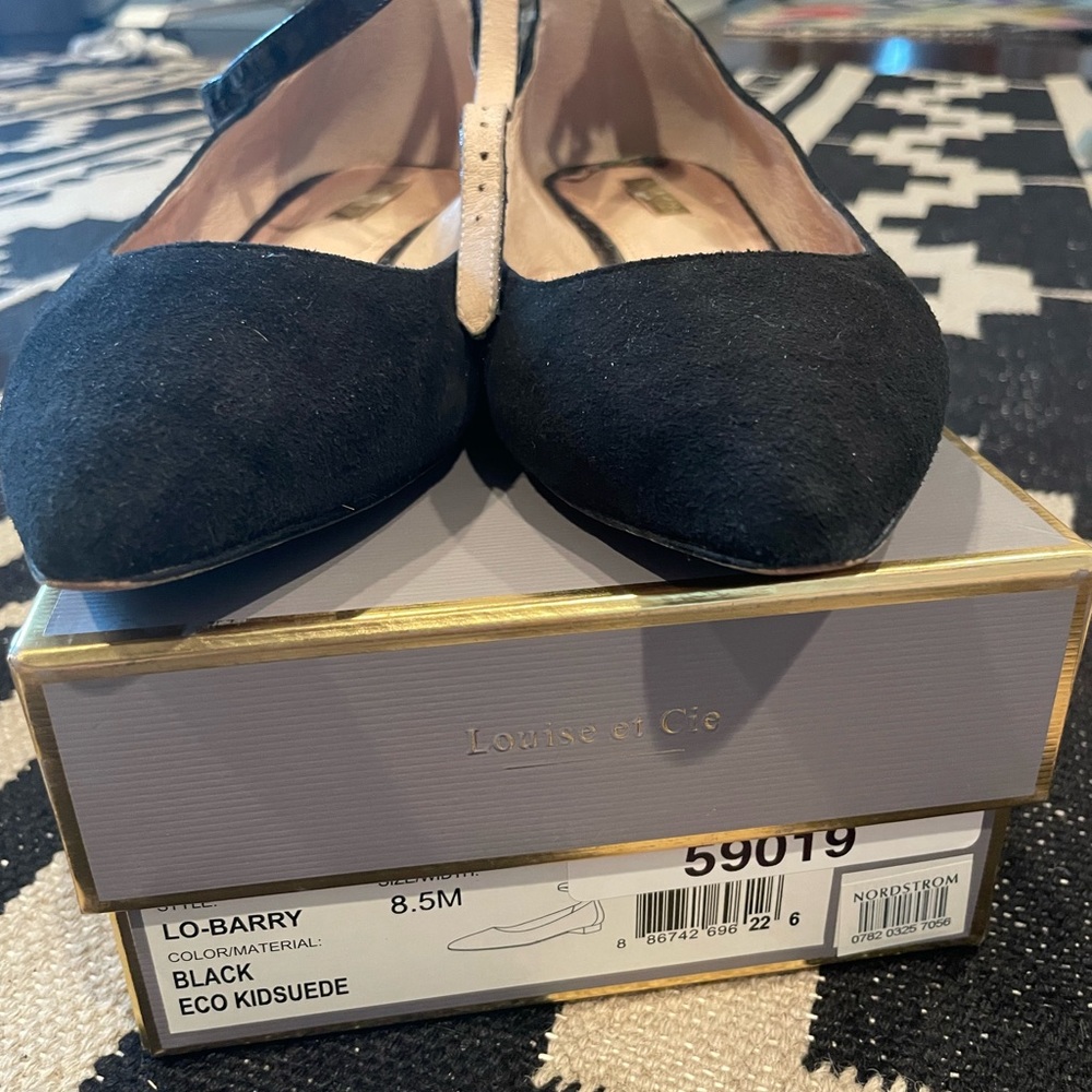 Adorable flats with ankle strap! Size 8.5.